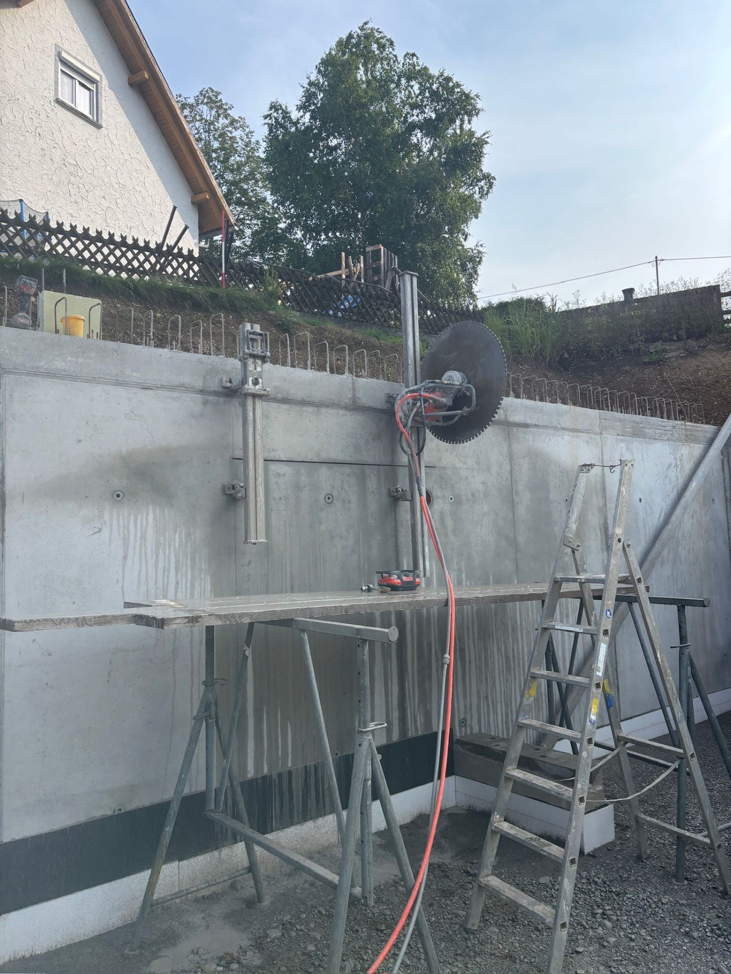 Wandsägen einer Aussenwand aus Beton