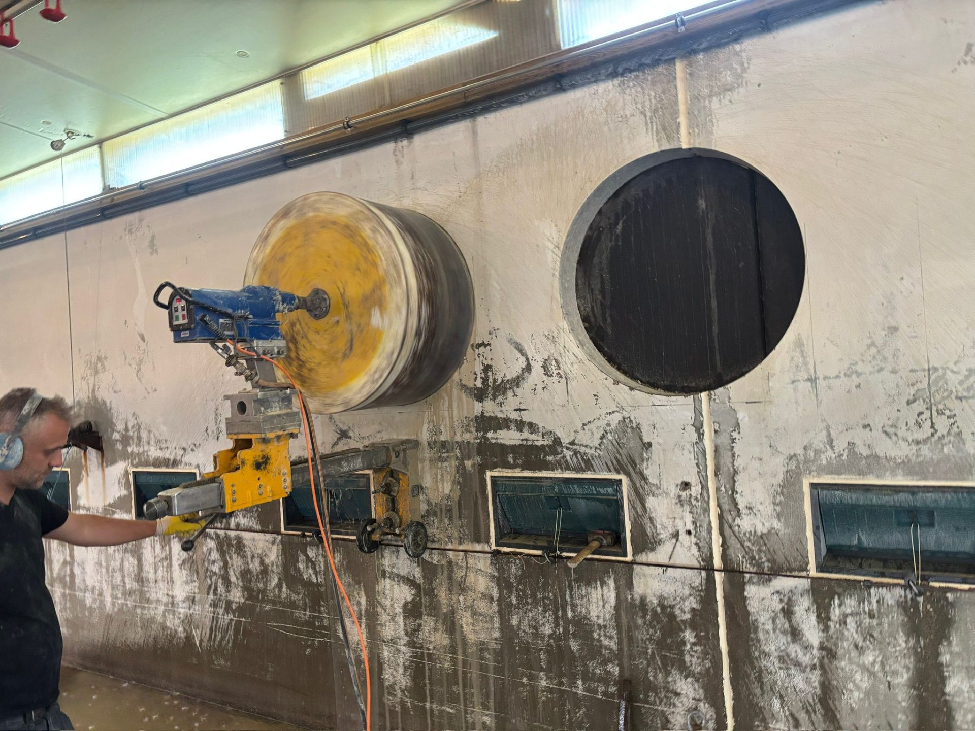 Wandsägen einer Betonwand mit Kernbohrung